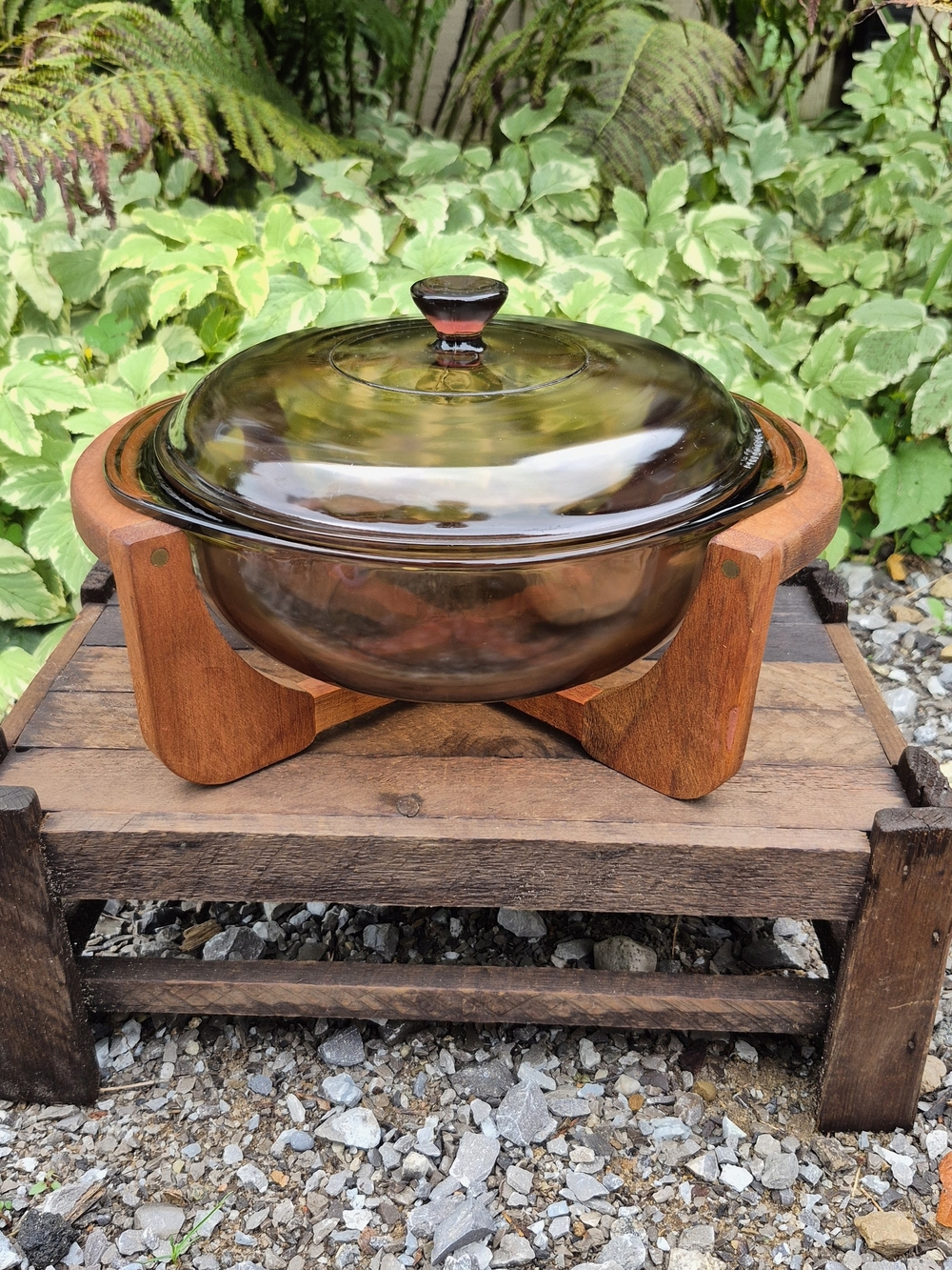 Vintage Pyrex Amber Glass 2 Qt Covered Casserole Dish Set with Teak Wood Stand